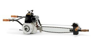  The first two-man petrol chainsaw (46kg/6 hp), introduced in 1929