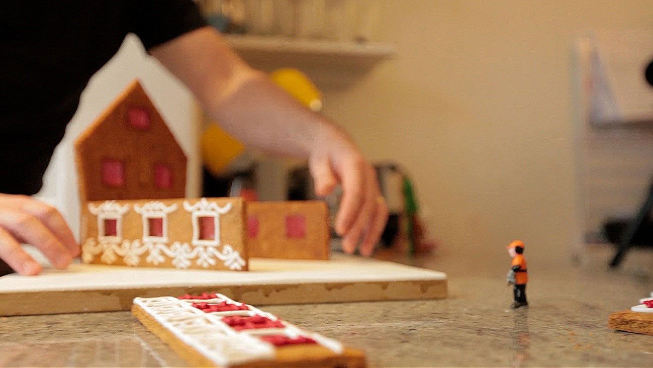 How to make a gingerbread house - step 14