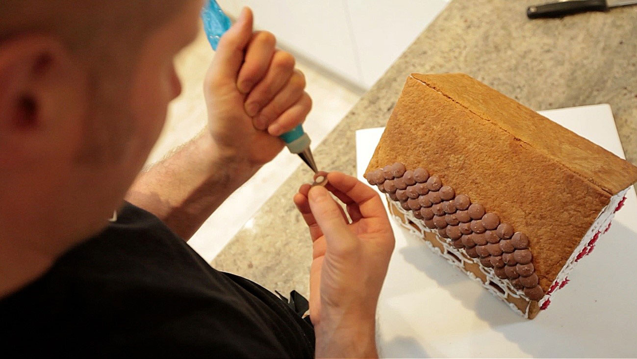 How to make a gingerbread house - step 15