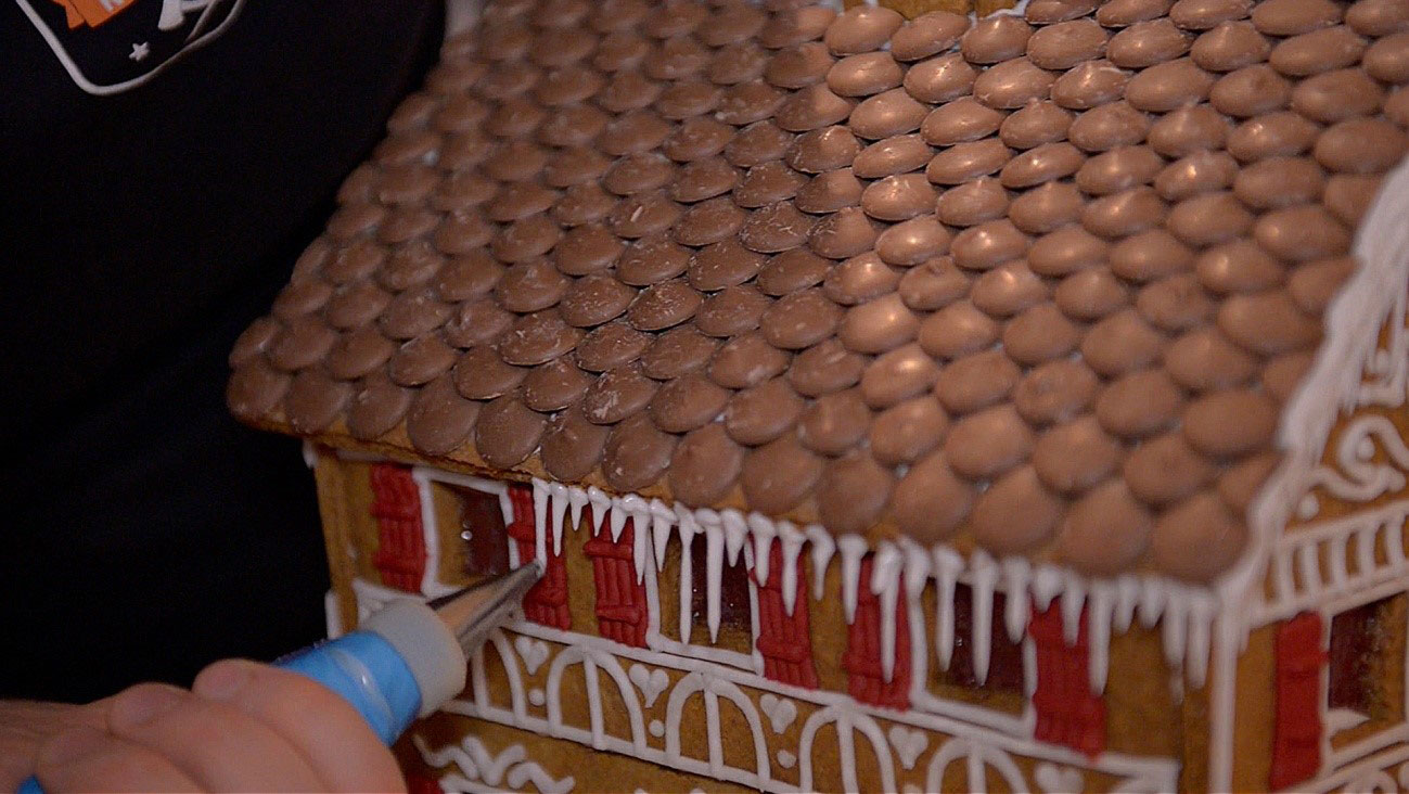 How to make a gingerbread house - step 16