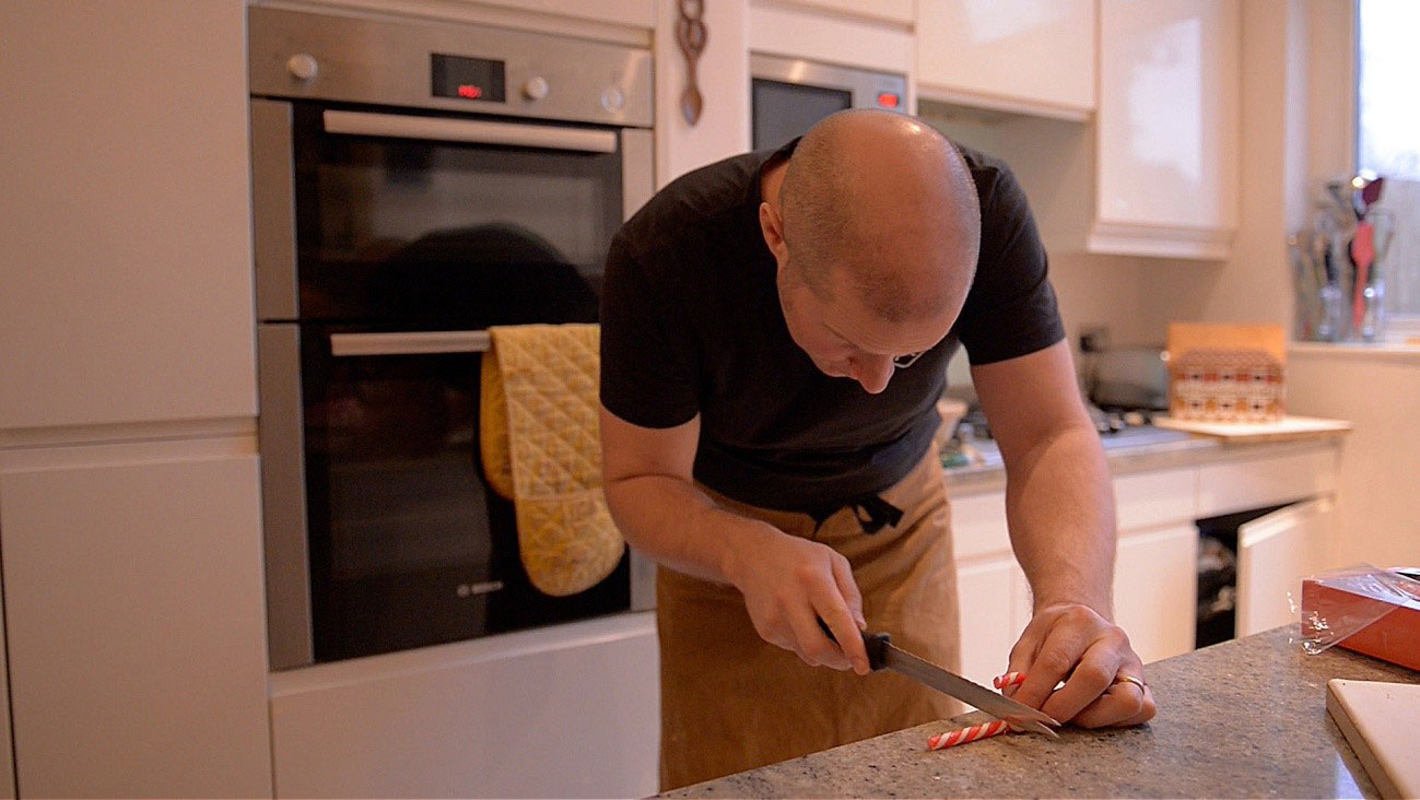 How to make a gingerbread house - step 17