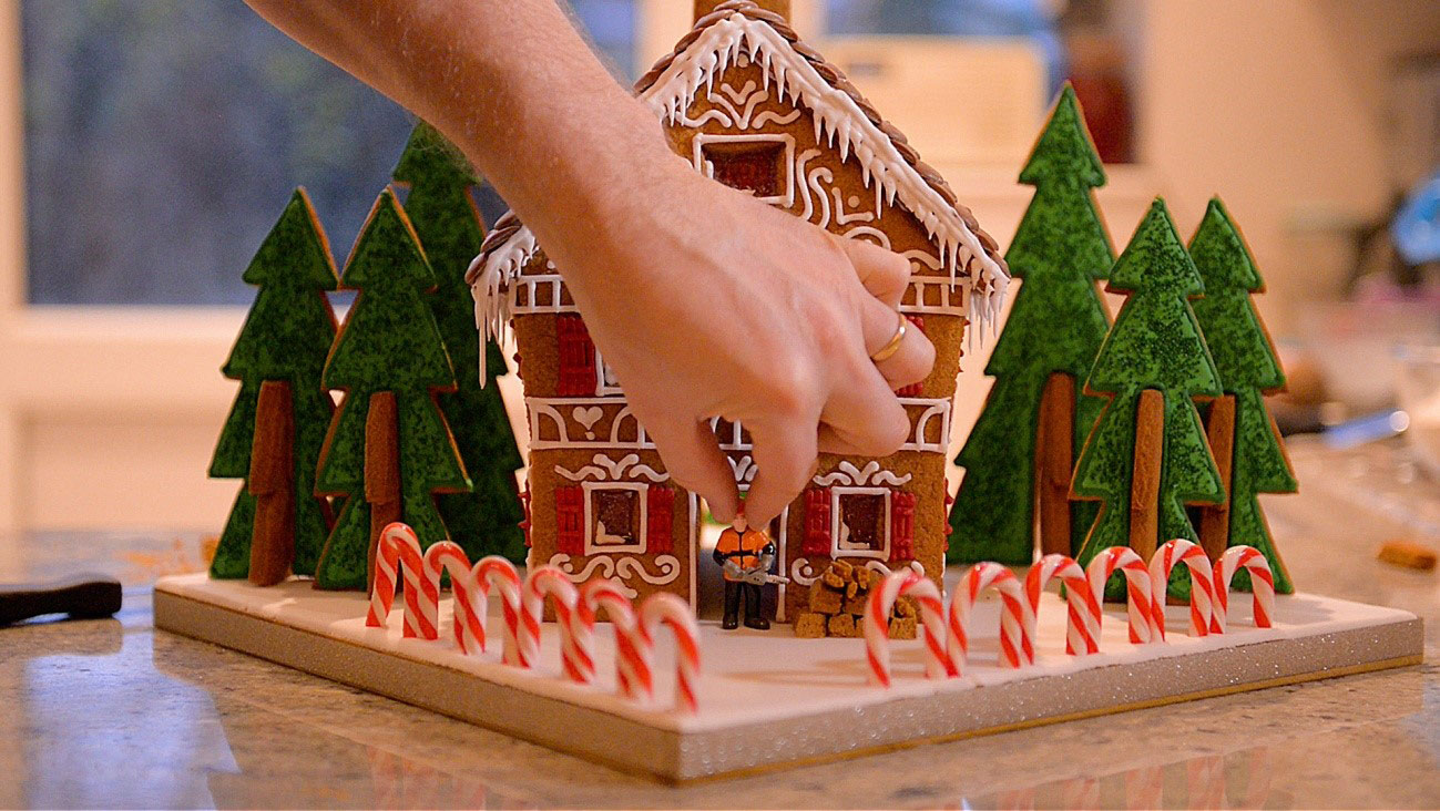 How to make a gingerbread house - step 19