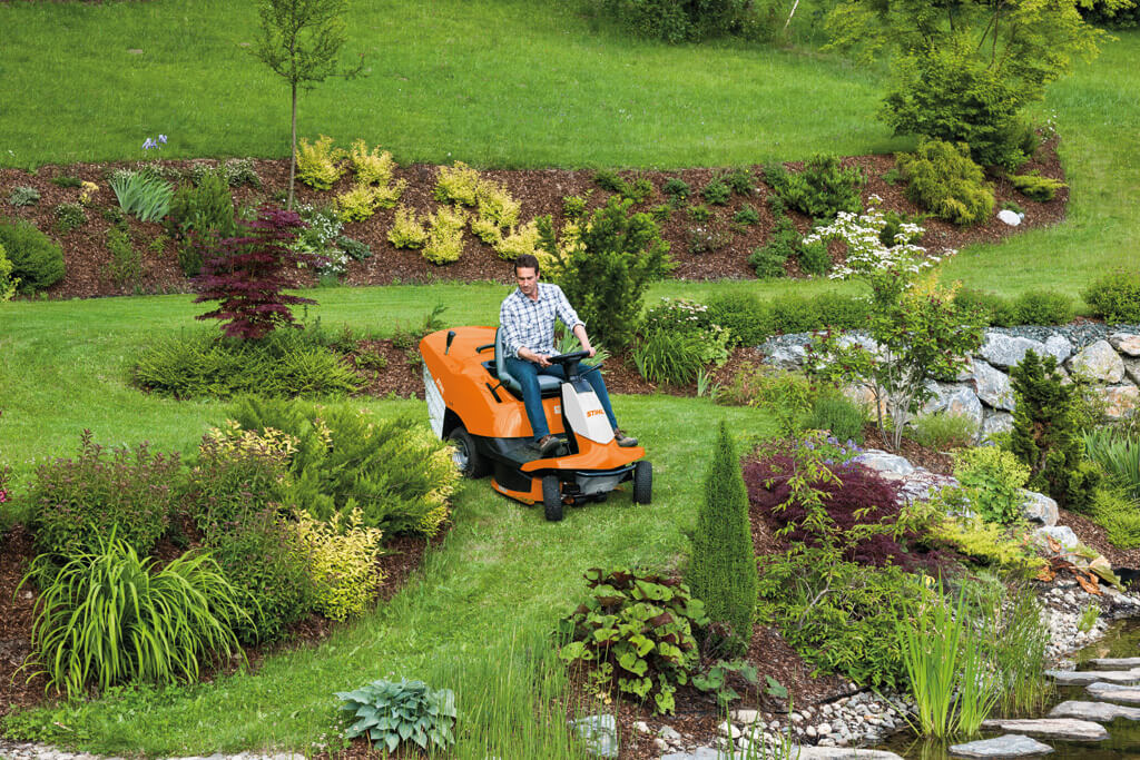 rt 4082 mower driving around garden