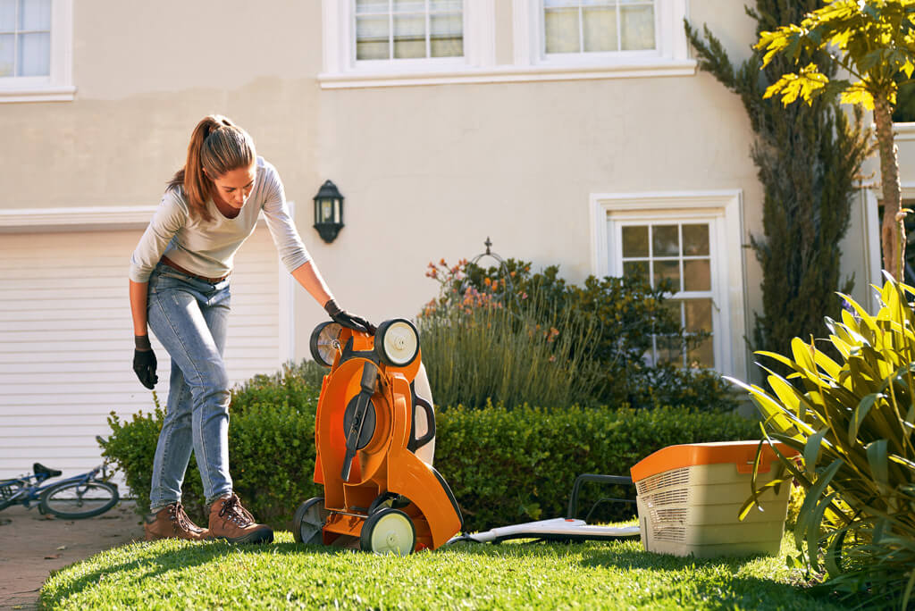 https://blog.stihl.co.uk/wp-content/uploads/2020/03/Checking_lawn_mower.jpg