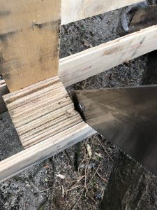 remove the inner planks of the wooden pallet