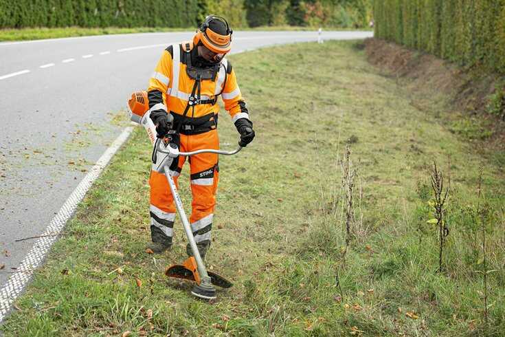 STIHL FS 561 brushcutter with grass cutter attachment